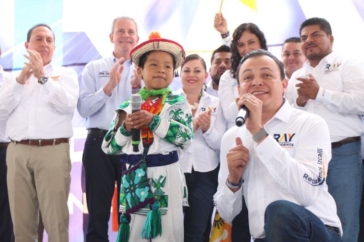 Ray con Yuawi López....TU futuro está en el frente