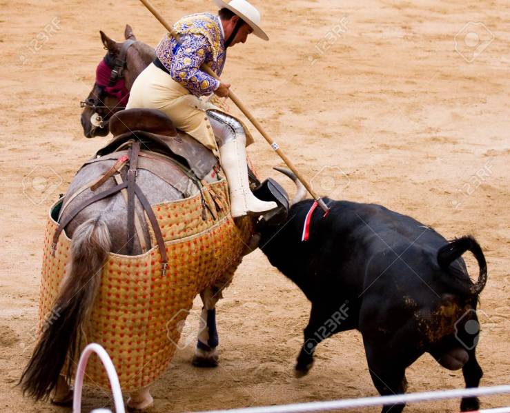 14986373-barcelona-06-de-junio-toros-tradición-típica-española-en-la-imagen-un-picador-no-identificado-jinetes-que-ja
